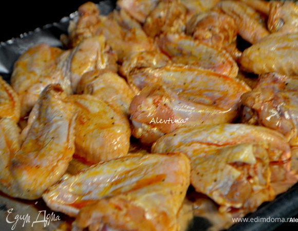 Выложить куриные крылышки на смазанный маслом противень. Поставить его в разогретую духовку на 200 гр.на 1 час, раз перевернув.
