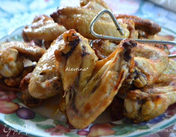 Переложить на тарелку, смазать отставленным маринадом и подать к столу.
