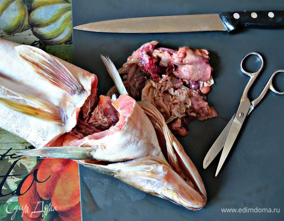 Сделать надрез ножом вокруг головы рыбы, оставляя один позвонок. Вынуть внутренности (очень аккуратно, чтобы не раздавить, вынуть желчный пузырь).