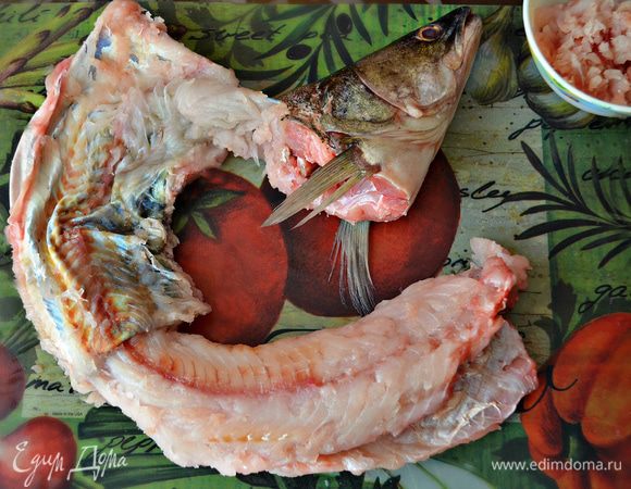 Теперь с помощью ножа освободить филе от кожи, при этом также помогая руками. Делайте это предельно аккуратно, чтобы не порвать кожу рыбы. Таким образом необходимо снять кожу судака "чулком". В месте, где находятся плавники, сделать надрез ножницами.