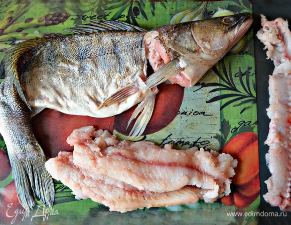 Далее перезать хребет у самого хвоста рыбы. Внутри и снаружи слегка подсолить кожу рыбы. Вывернуть "кожу-чулок" обратно.