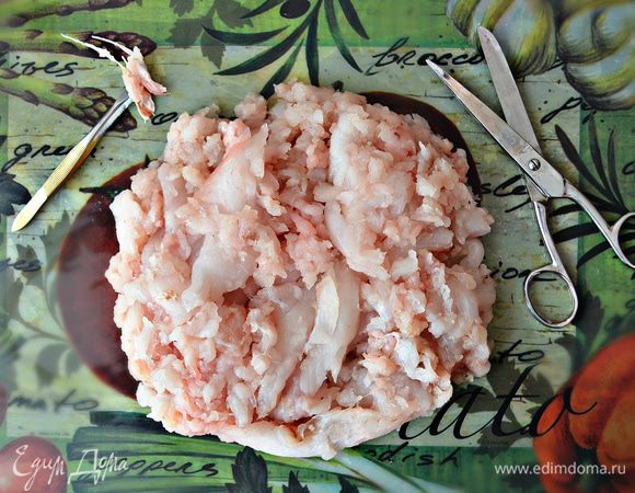 Филе рыбы полностью отделить от хребта, с помощью пинцета вынуть кости.