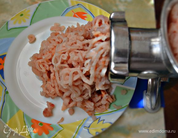 Кусочки филе судака вместе с хлебом измельчить с помощью блендера или мясорубки. 
