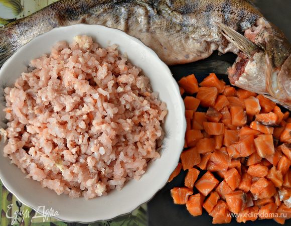 Затем нарезать мякоть стейка небольшими кубиками. 
