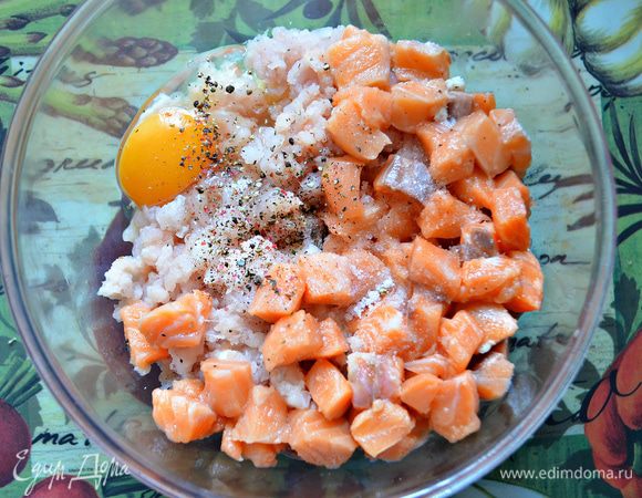 Аккуратно соединить фарш судака и кубики сёмги. Ввести яйцо. Посолить и добавить по вкусу смесь 4-х перцев.
