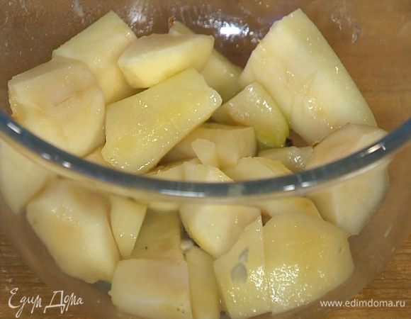 Груши, удалив сердцевину, очистить от кожуры и нарезать небольшими кубиками.
