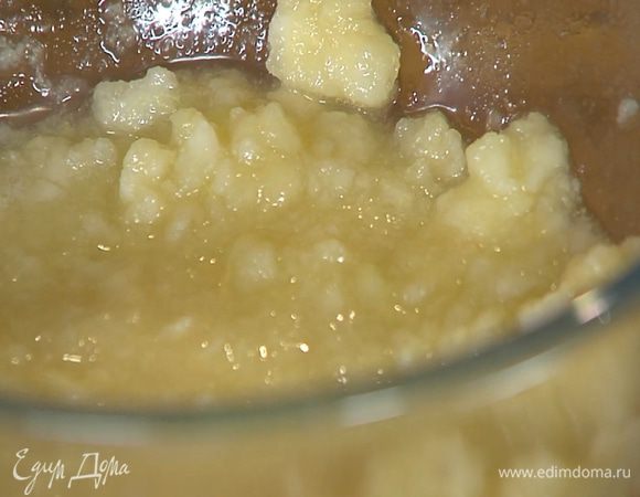 Выложить нарезанные груши в глубокую посуду и при помощи толкушки измельчить в пюре.