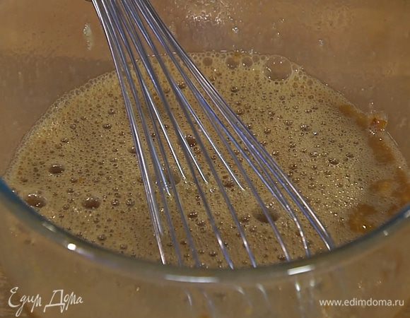 В грушевое пюре влить оливковое масло, добавить яйца, влить молоко и перемешать венчиком.