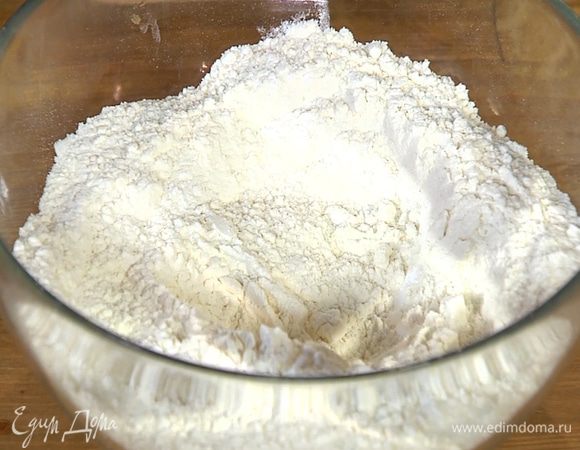 Муку соединить с разрыхлителем и солью.