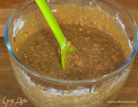 В грушевое пюре с молоком и яйцами добавить муку и вымешать тесто.