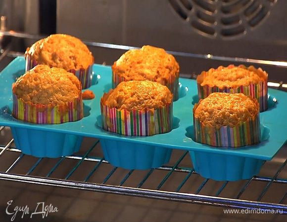 Выпекать маффины в разогретой духовке 20 минут.