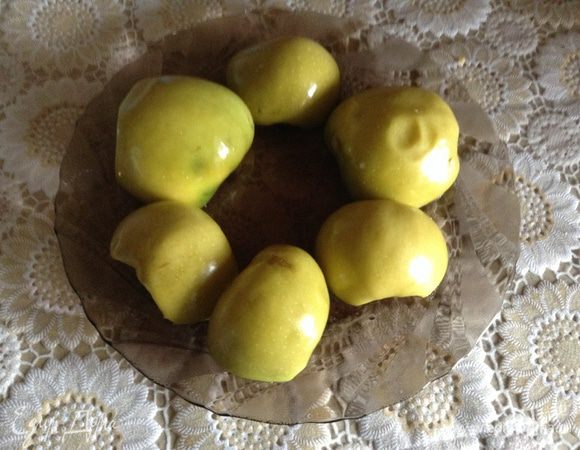 Яблоки разрезать пополам, удалить сердцевину, сложить срезом вниз, поставить в микроволновку на 7-8 минут или запечь в духовке.