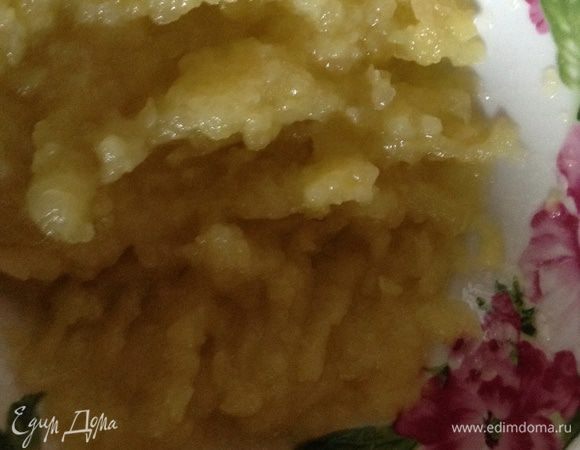 С остывших яблок достать пюре ложкой.