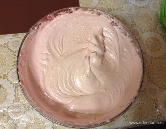 Параллельно поставить на огонь сотейник с 350 гр сахара и 150 мл воды. Остальные 50 гр сахара смешать с агаром. Сироп довести до 80С, постепенно всыпать сахар с агаром, довести до 110С, тонкой струйкой по стенкам влить в ягодную массу, взбить до плотных пиков.