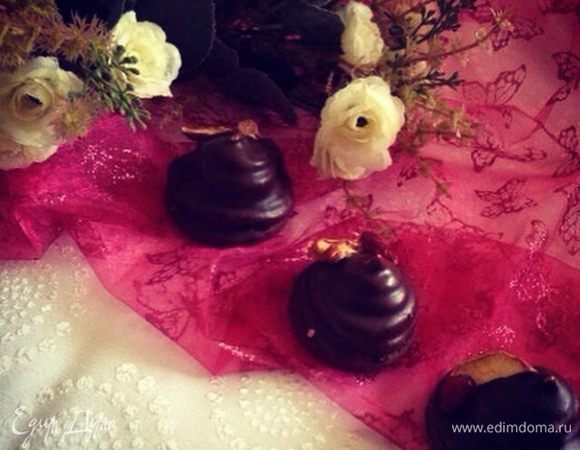 Когда зефир подсохнет, присыпать через сито сахарной пудрой и соединить половинки. Из этой массы у меня был еще десерт для взрослых.