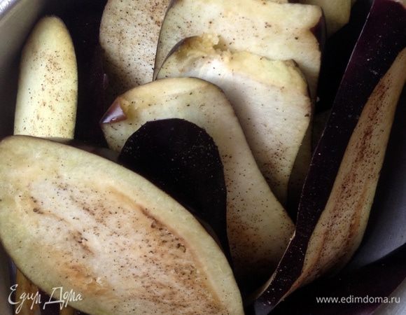 Порезать баклажаны на полоски. Поперчите каждую и положите в дуршлаг, чтобы ушла горечь. Оставьте на 15 минут.