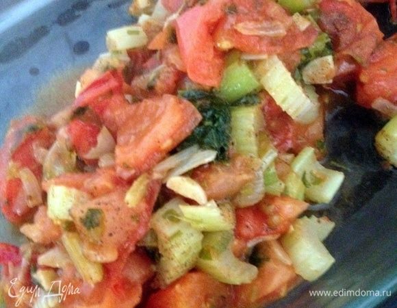 Порезать лук, чеснок, сельдерей, петрушку, помидоры. Разогреть сковороду на среднем огне, налить немного оливкового масла. Положить в сковороду лук, сельдерей и чеснок. Жарить овощи около 3 минут, пока лук не станет прозрачным. Затем положить в сковороду помидоры и петрушку. Жарить еще 5 минут. Добавить соль и перец по вкусу.