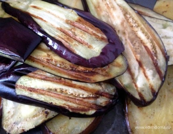 Сполоснуть баклажаны в проточной воде. В чистую разогретую сковороду, налить оливковое мало и обжарить баклажаны в течение 2-х минут с каждой стороны. Как вариант можно использовать сковороду-гриль или электрогриль. 