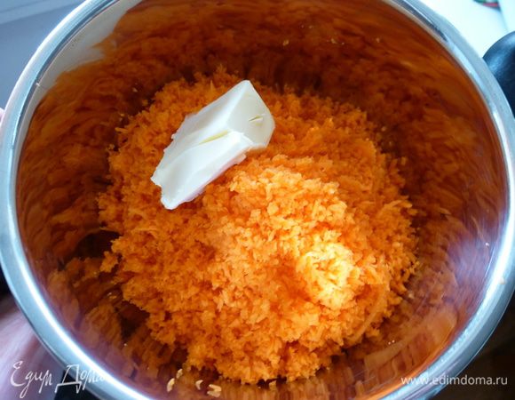 Морковь натираем на самой мелкой терке. Перекладываем морковь в кастрюлю (или в сковородку), добавляем сливочное масло и воду, тушим под закрытой крышкой 15 минут до мягкости. 
У меня морковь сухая, зимняя, поэтому пришлось добавить воду. Если морковь свежая, сочная, то можно обойтись без воды.