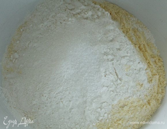 Смешать кукурузную муку, пшеничную муку, разрыхлитель, соль, просеять.
