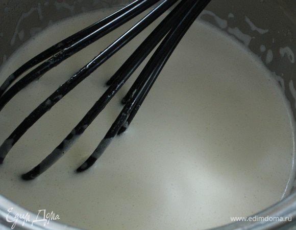 Яйца слегка взбить с сахаром, ванильным сахаром, добавить растительное масло, снова слегка взбить, добавить молоко, перемешать.