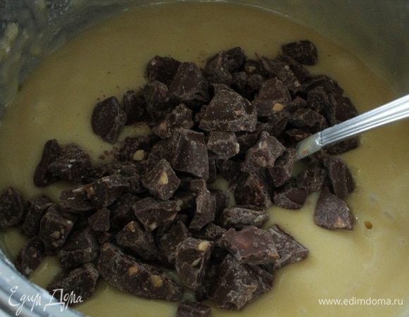 Добавить измельченный шоколад. Я использовала молочный шоколад с лесным орехом.