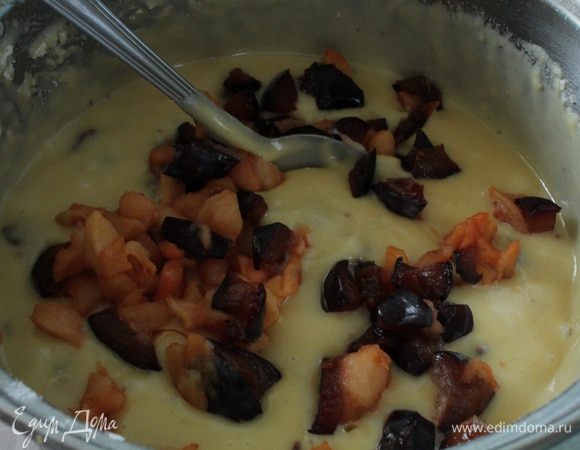 Добавить нарезанные фрукты. У меня были замороженные с осени нарезанные сливы и яблоки.