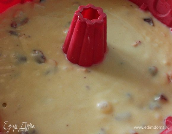 Вылить тесто в форму. Если у вас форма не силиконовая, ее надо смазать маргарином и посыпать манной крупой.