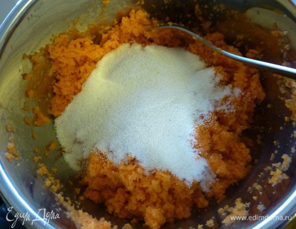 В готовую горячую морковь добавляем 0.5 стакана манки, перемешиваем и оставляем остужаться. Остальные 0.5 стакана манки пойдут на обвалку.
