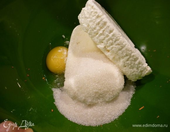 В отдельной миске соединяем творог, яйца, сахар и ванилин. Все хорошо перемешиваем.