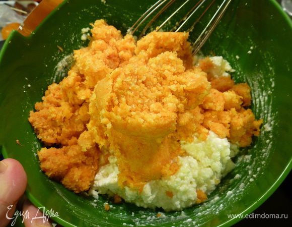 Добавляем остывшую морковную массу, перемешиваем до однородности. 
