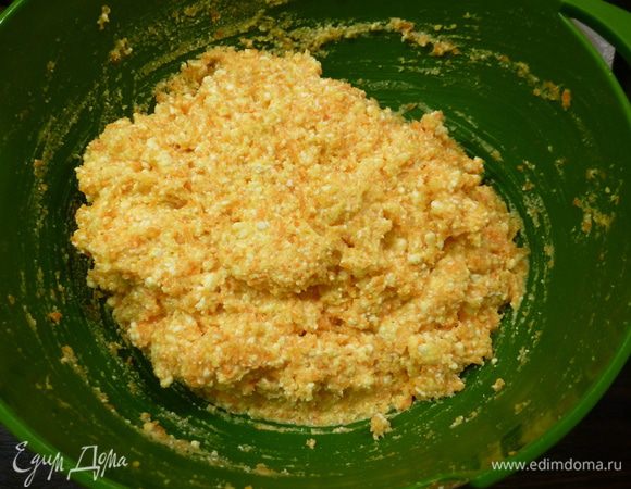 Если масса получилась жидкой, можно добавить немного манки. Если наоборот сухой, добавляем немного воды. 
При формировании сырники должны держать форму, не расползаться, но и сильно забивать их манкой не стоит, иначе будут сухими.
