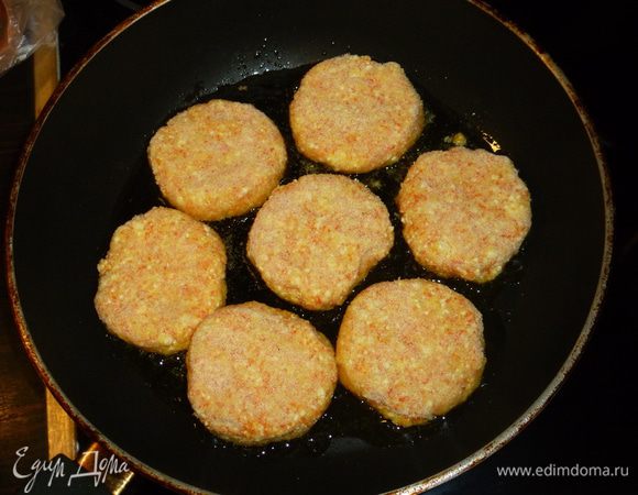 Формируем сырники, обваливаем их в оставшейся манке и обжариваем на сковороде на растительном масле до золотистого цвета на среднем огне (примерно по 5 минут с каждой стороны).
Приятного аппетита!