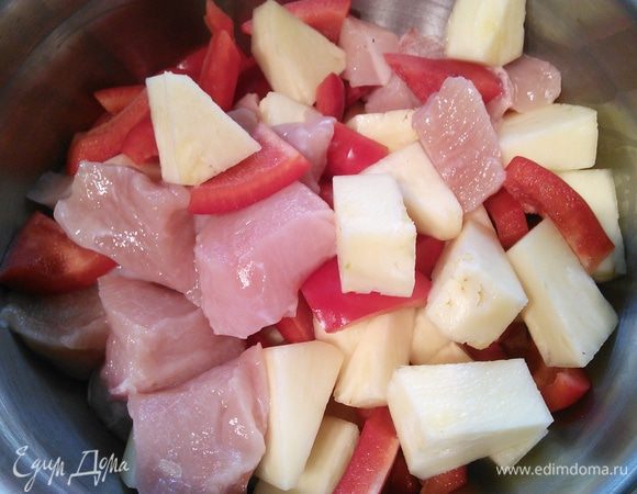 Нам понадобится рукав для запекания приблизительно 60 см в длину. 
Мякоть ананаса, болгарский перец, филе курицы нарезаем на кусочки. 