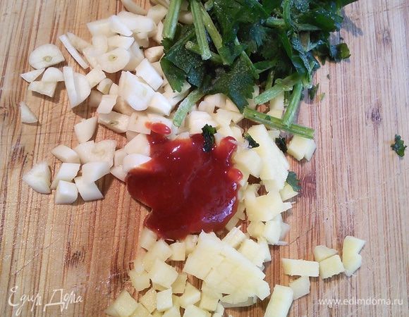 Чеснок и имбирь мелко рубим. Зеленый лук и перец чили нарезаем на колечки. Кинзу рубим. У меня вместо свежего чили острый соус чили и кинза из заморозки. 