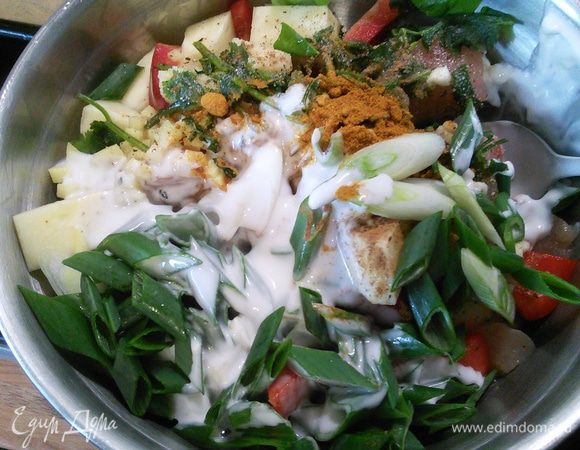 В миске все подготовленные ингредиенты смешиваем с кокосовым молоком, солим, перчим, добавляем куркуму, карри и щепотку корицы. 