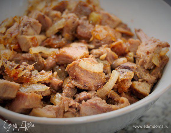 Обжарьте лук на смеси сливочного и оливкового масла до золотистого цвета.  Запеченную индейку нарежьте средним кубиком, добавьте к луку и прогрейте около минуты. Выложить мясо с луком в отдельную посуду. Сковороду протереть бумажным полотенцем. 