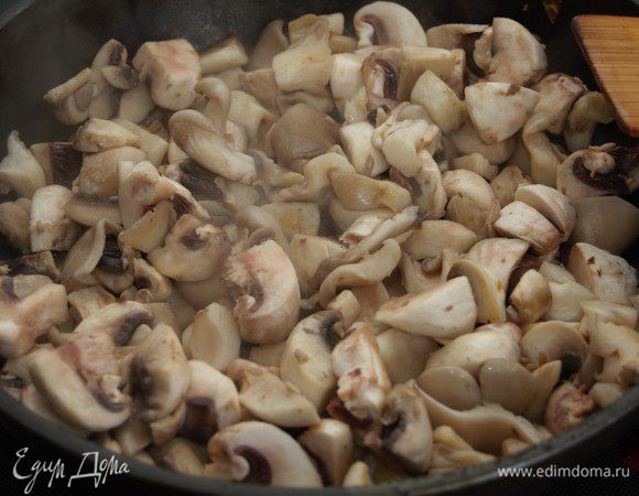 Грибы вымыть, нарезать произвольно.  Поставить сухую сковороду на сильный огонь, дождаться, пока она как следует нагреется. Выложить в сковороду грибы, обжаривать на сильном огне до полного испарения влаги. Затем огонь уменьшить, добавить немного оливкового масла и довести грибы до приятного золотистого оттенка.