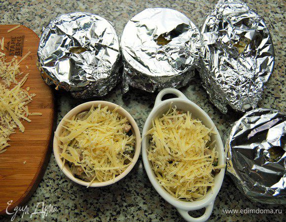 Разложить жюльен в порционные формочки. Присыпать тертым пармезаном. Накрыть формы фольгой, в центре - отверстие.  Запекать 10 минут при температуре 180 градусов. 


Подавать горячим.
Приятного аппетита! 