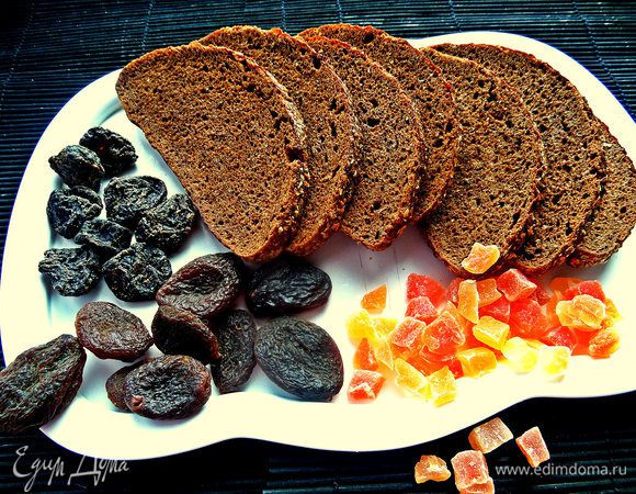 Хлеб любой не подойдёт, только не "кирпичик", не поймёте вкус и разочаруетесь. Нужен ароматный чисто ржаной хлеб, как, например, "рижский". Или девочки пекут сейчас сами - тоже хорошо! Нужно подсушить ломтики в духовке или поджарить крошку на сухой сковороде для усиления аромата. Я обычно заранее заготавливаю кусочки и жду момента, когда захочется супчика:) Сухари можно хранить долго.