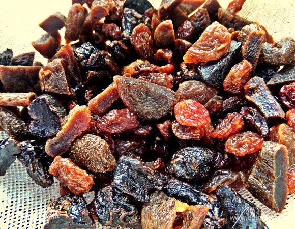 Сухофрукты тщательно промыть, нарезать при желании на кусочки. С добавками важно не переборщить, чтобы они не преобладали и не потерялся вкус ржаного хлебушка. И надо учесть, что сухофрукты разбухают.