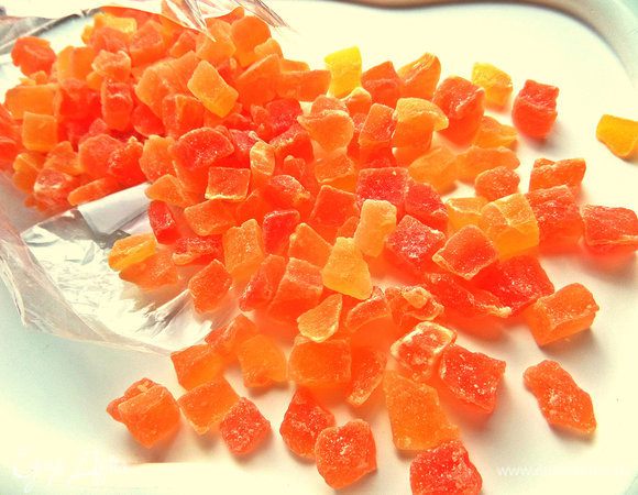 Теперь современная добавка, которой не было в прошлом рецепте - цукаты из фруктов. Мои из папайи, но это не суть важно. В магазинах в сухих полуфабрикатах тоже есть варианты с цукатами, так что это не моё изобретение!