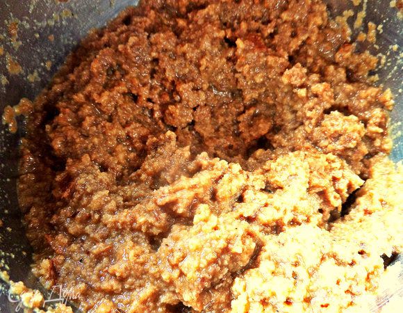 Ставим заваренную ржаную крошку на небольшой огонь.