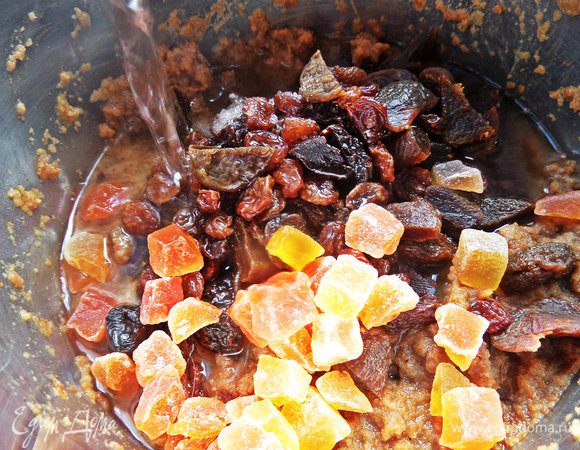 Добавляем горячую воду. Тут два варианта: если подавать в креманках как густой десерт - литра хватит, а если разлить по тарелкам как суп-пюре, разбавить ещё водой. Оба варианта "язык проглотишь", отличаются только густотой!