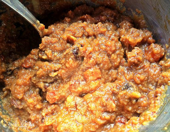 Варим до готовности сухофруктов, помешивая, как обычный суп-пюре. Для кислинки добавим лимонный сок или лимонную кислоту щепотку, а лучше любую кислую перетёртую ягоду. Не смотрите, что он невзрачный, зато богатейший по вкусу!