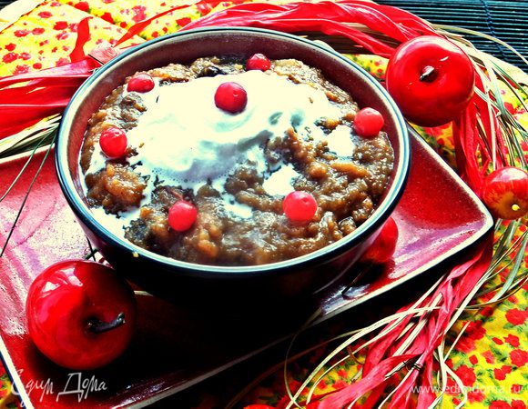 По традиции суп остужают и подают со взбитыми сливками. В крайнем случае сливки заменить густой некислой сметаной. Я украсила замороженной брусникой.