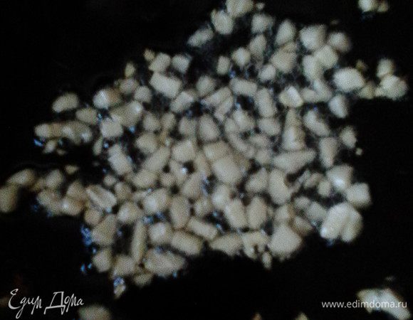 Измельченный чеснок прогреть в сковороде на растительном масле (2-3 ст. л. от общего объёма).