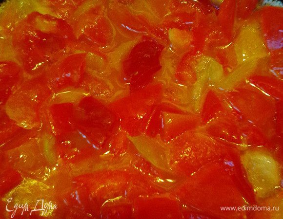 На другой сковороде обжарить порезанный сладкий перец.