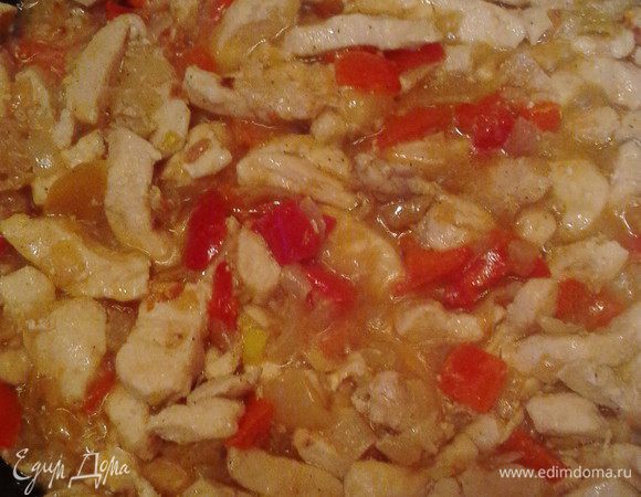 Смешать курицу и перец, перемешать, соль и перец по вкусу. Присоединяем сыр, порезанный кубиком, перемешать. Начинка готова! Разогреваем духовку до 200°С.