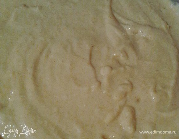 Теперь быстренько сделаем тесто. Для этого к кефиру комнатной температуры добавить соду, перемешать до появления пузыриков. Сюда же пойдёт куркума, соль, сахар, 10-12 столовых ложек растительного масла, просеянная мука, крахмал. Мешаем 3-5 минут. Тесто готово!